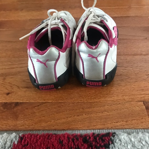 Girls 3 1/2 Puma Sneakers. Can fit size 5 shoe too in women - Picture 8 of 10